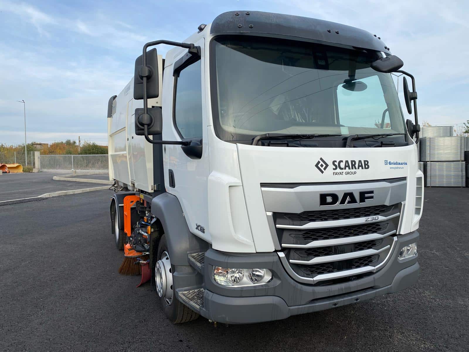 Închiriere automăturători și autostropitori cu operator inclus 2 Automăturătoare compactă Scarab pentru spații comerciale - Grădinariu