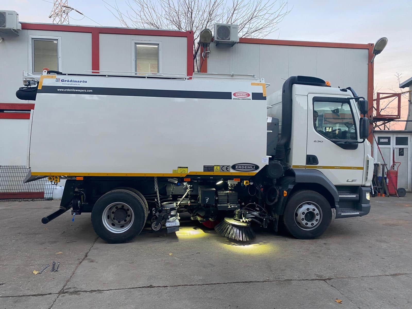 Închiriere automăturători și autostropitori cu operator inclus 5 Automăturătoare de parc Egholm Park Ranger 2150 - Grădinariu