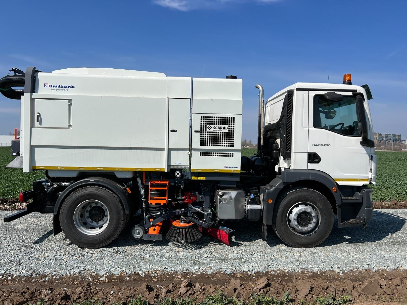 Închiriere automăturători și autostropitori cu operator inclus 6 Automăturătoare Erdemli pe șasiu DAF LF - Grădinariu