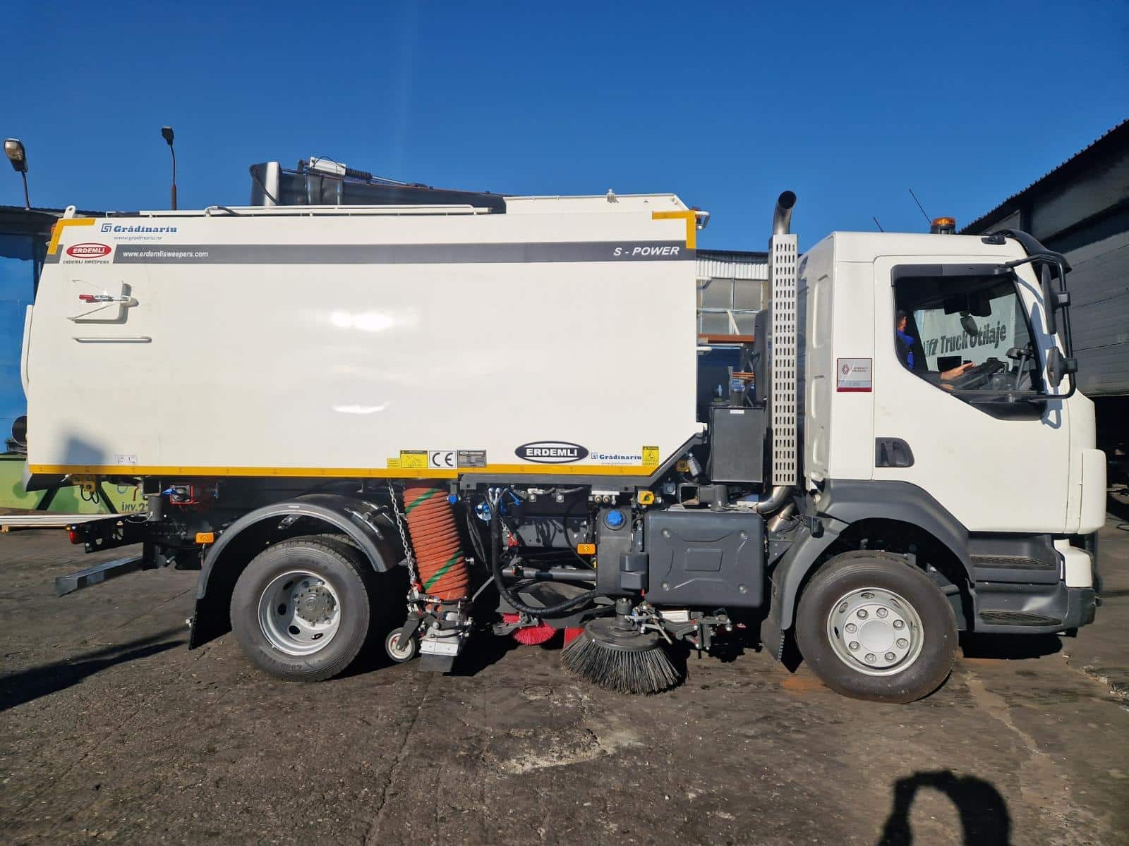 Închiriere automăturători și autostropitori cu operator inclus 7 Automăturătoare Scarab pe șasiu MAN TGM 18.250 - Grădinariu